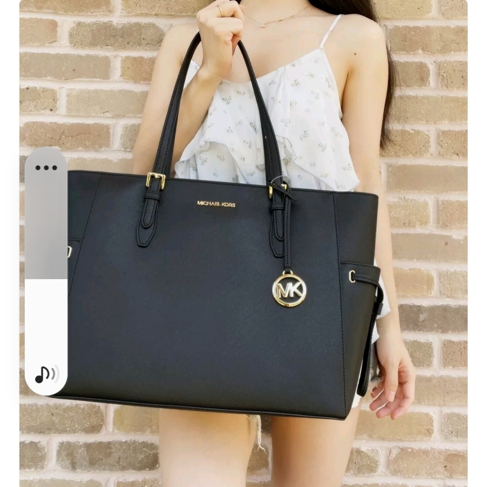 NWT MICHAEL KORS LARGE DRAWSTRING TRAVEL TOTE BLACK AND GOLD SIGNATURE M